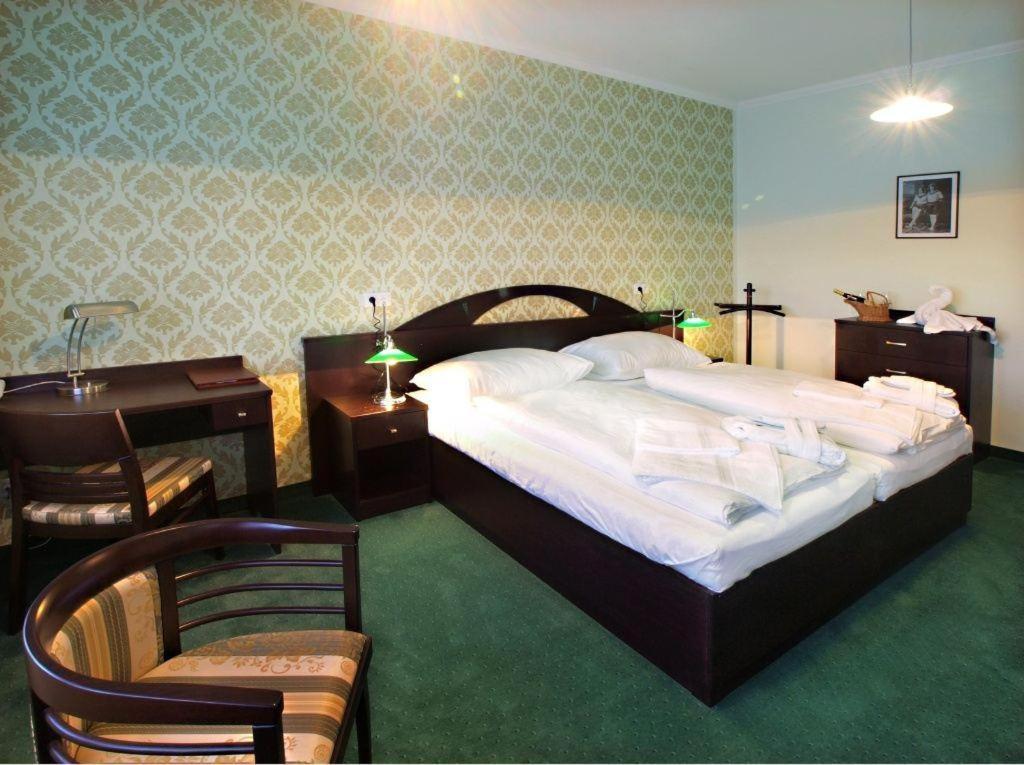 Hotel Studanka 리흐노프 나드 크네즈노우 외부 사진