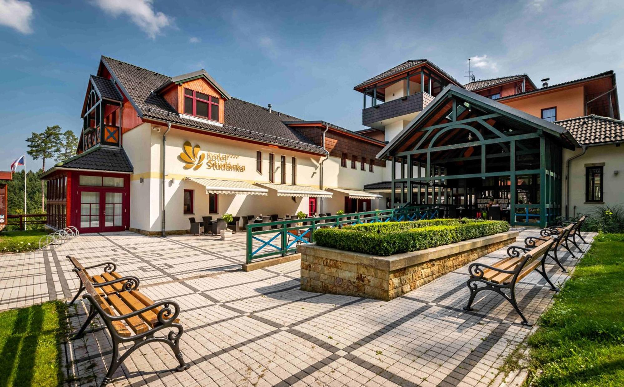 Hotel Studanka 리흐노프 나드 크네즈노우 외부 사진