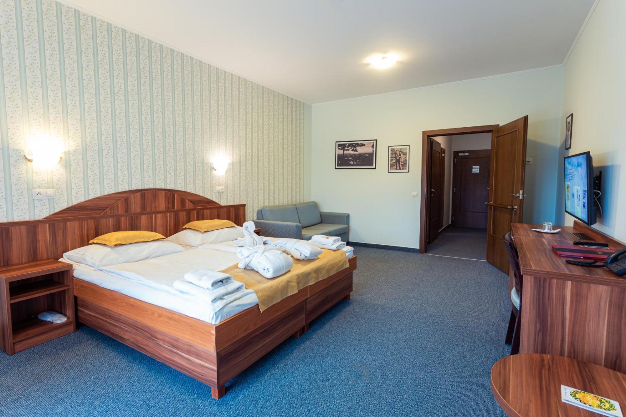 Hotel Studanka 리흐노프 나드 크네즈노우 외부 사진