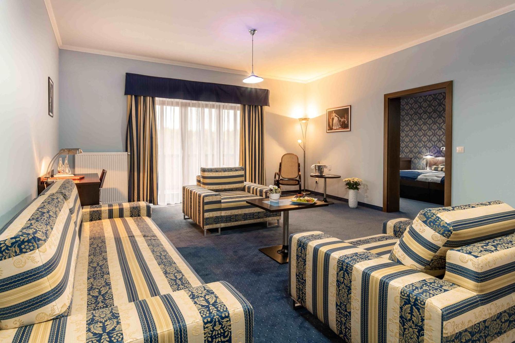 Hotel Studanka 리흐노프 나드 크네즈노우 외부 사진